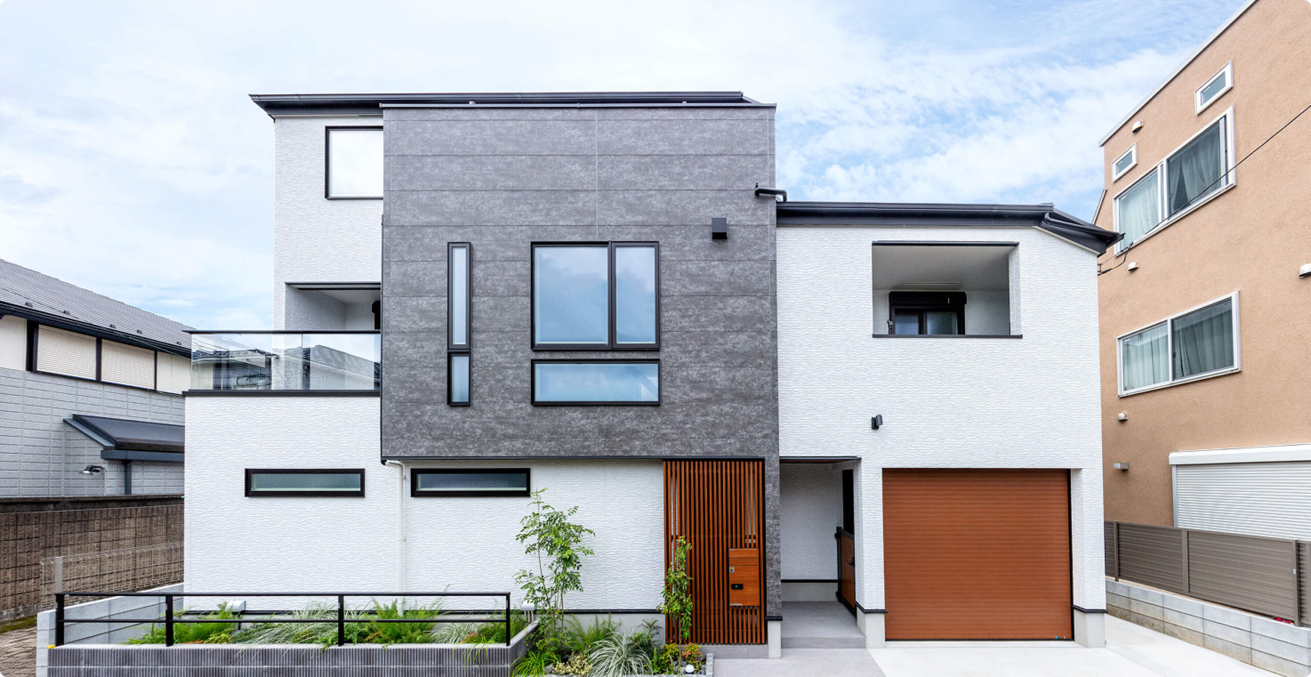 デザインされた窓が美しい邸宅