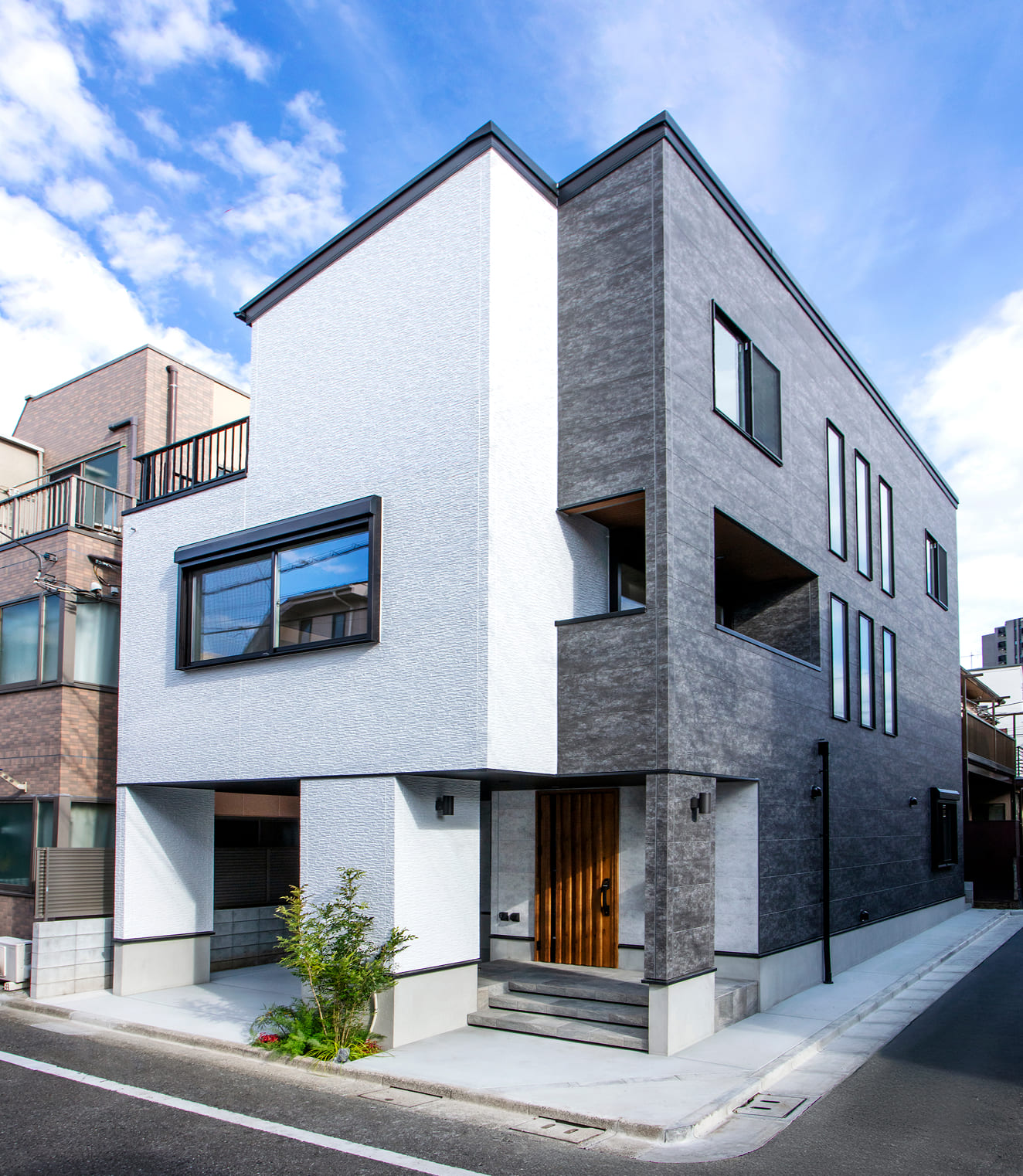 スタイリッシュなツートーンの外観