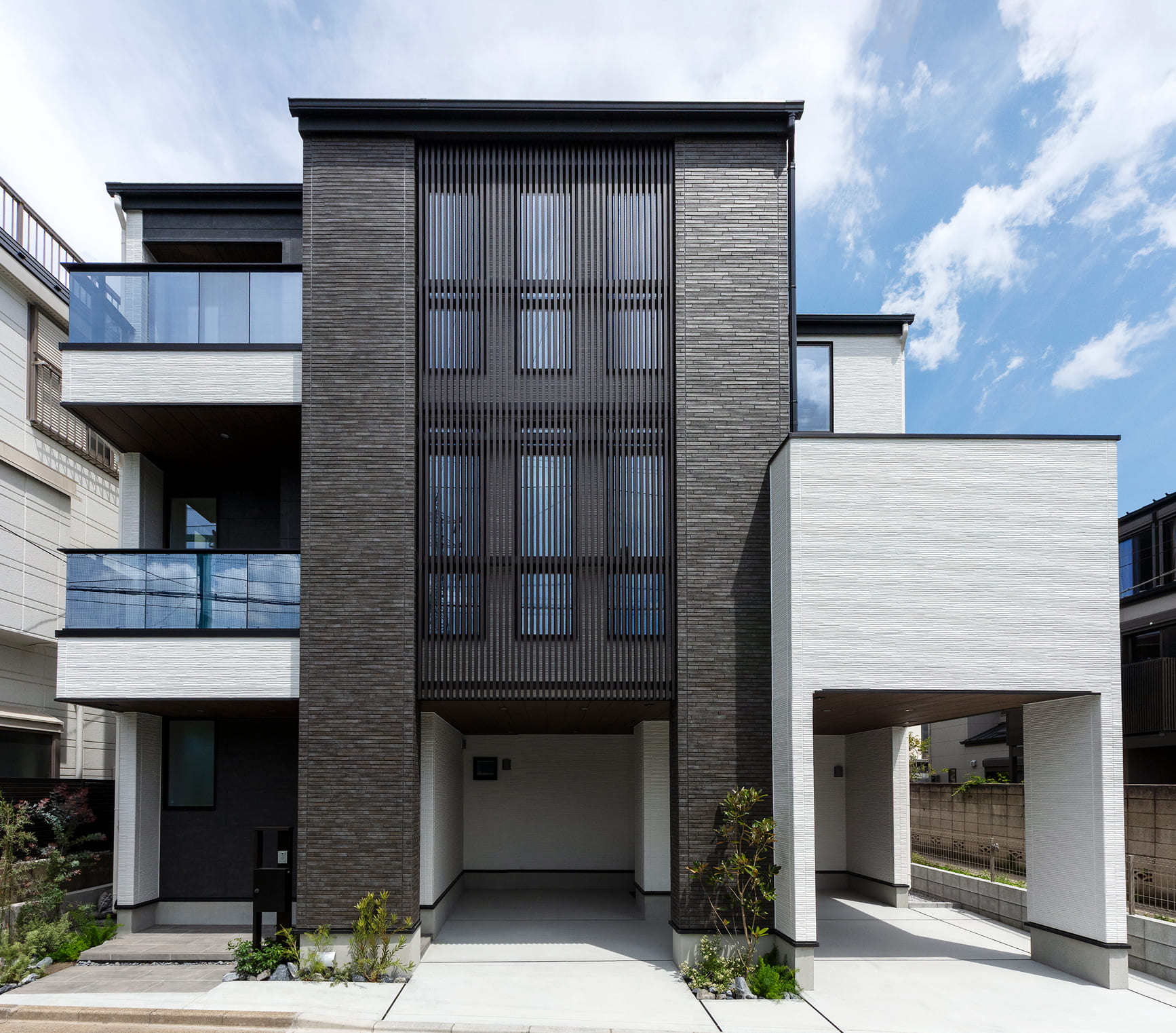 吹き抜けリビングで明るく