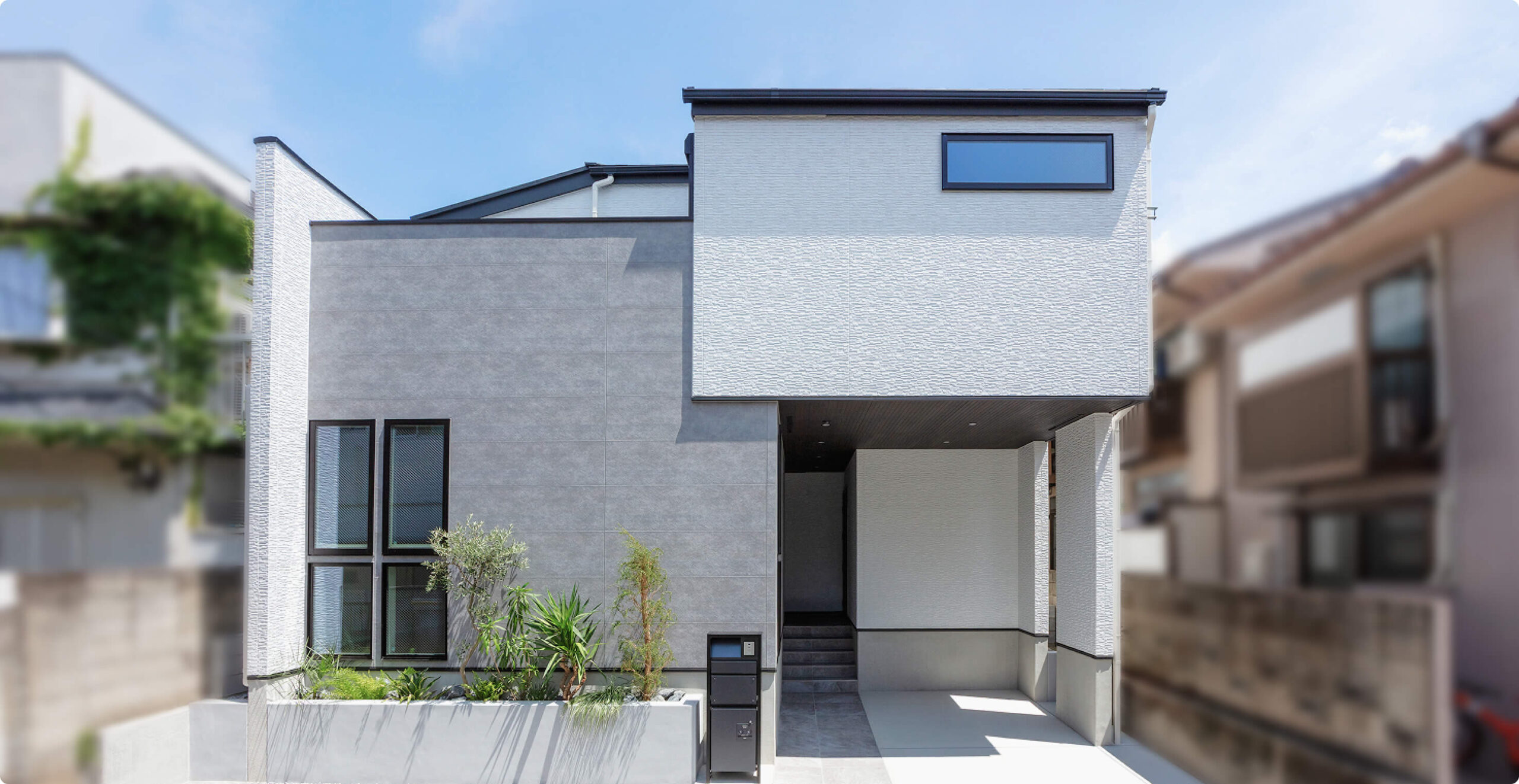 大きな吹き抜けとデザイン窓の家