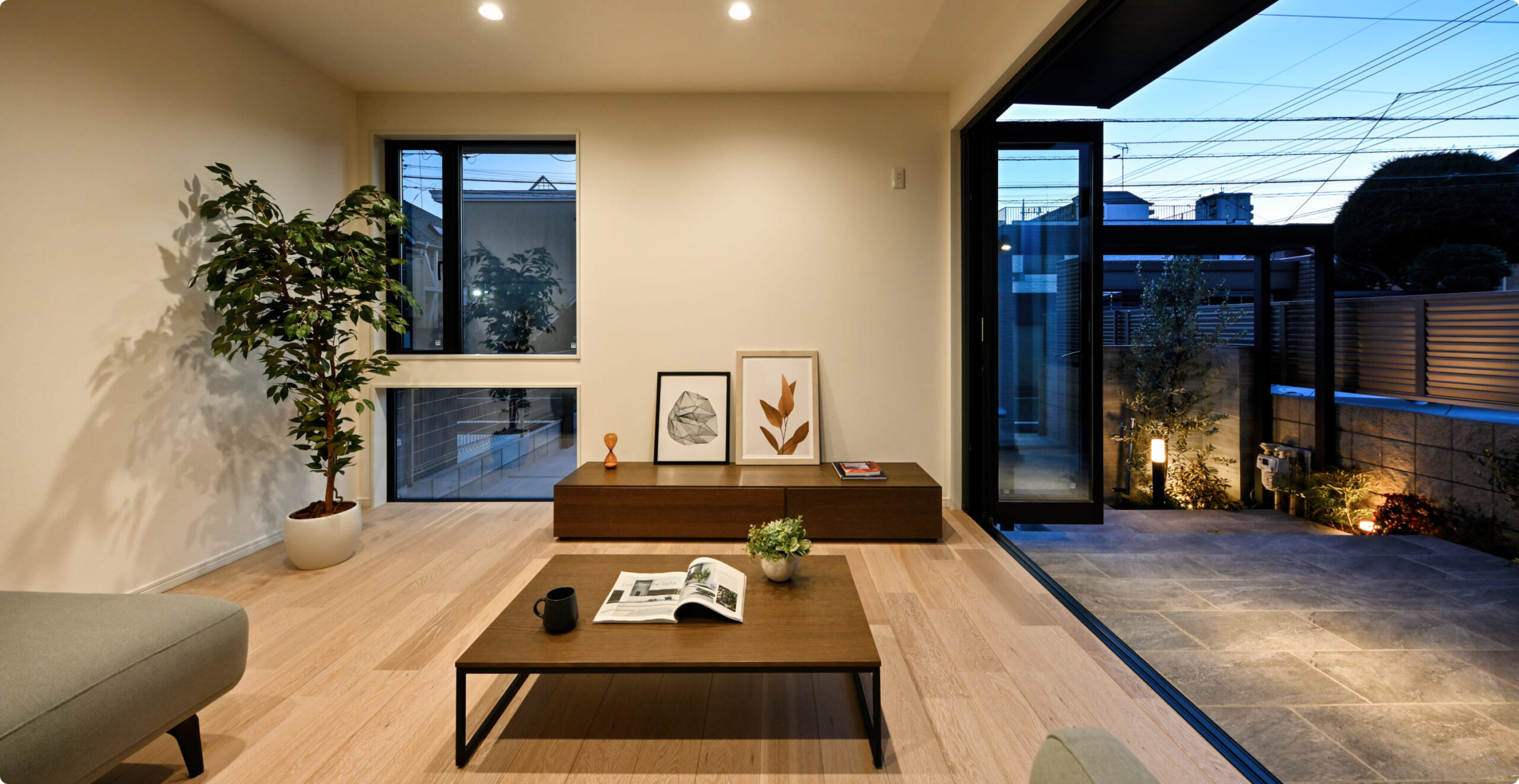 テラスを楽しむスクエア窓の家