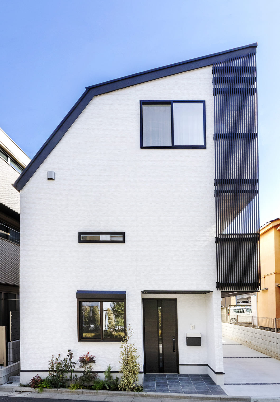 内外にあしらった格子がアクセント